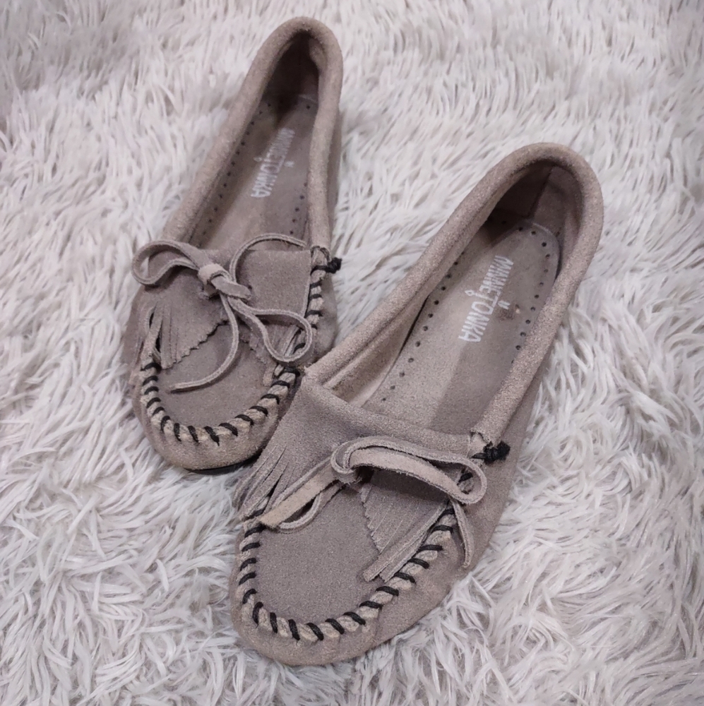 Minnetonka 401T Kilty Hardsole Taupe Moccasins, Women's Size 5